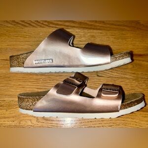 Girls metallic rose gold Birkenstocks size 32